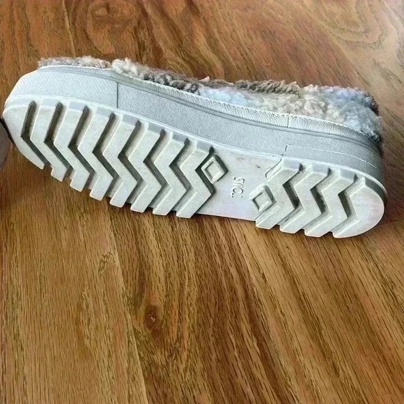 Toms Lace up lug brown multi faux shearling plaid shoes- US womens size 7 - Picture 7 of 10